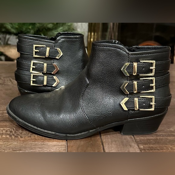 Aldo Black Vegan Leather Ankle Booties 3 Buckle Straps & Gold Hardware  Sz 8 - Picture 2 of 11